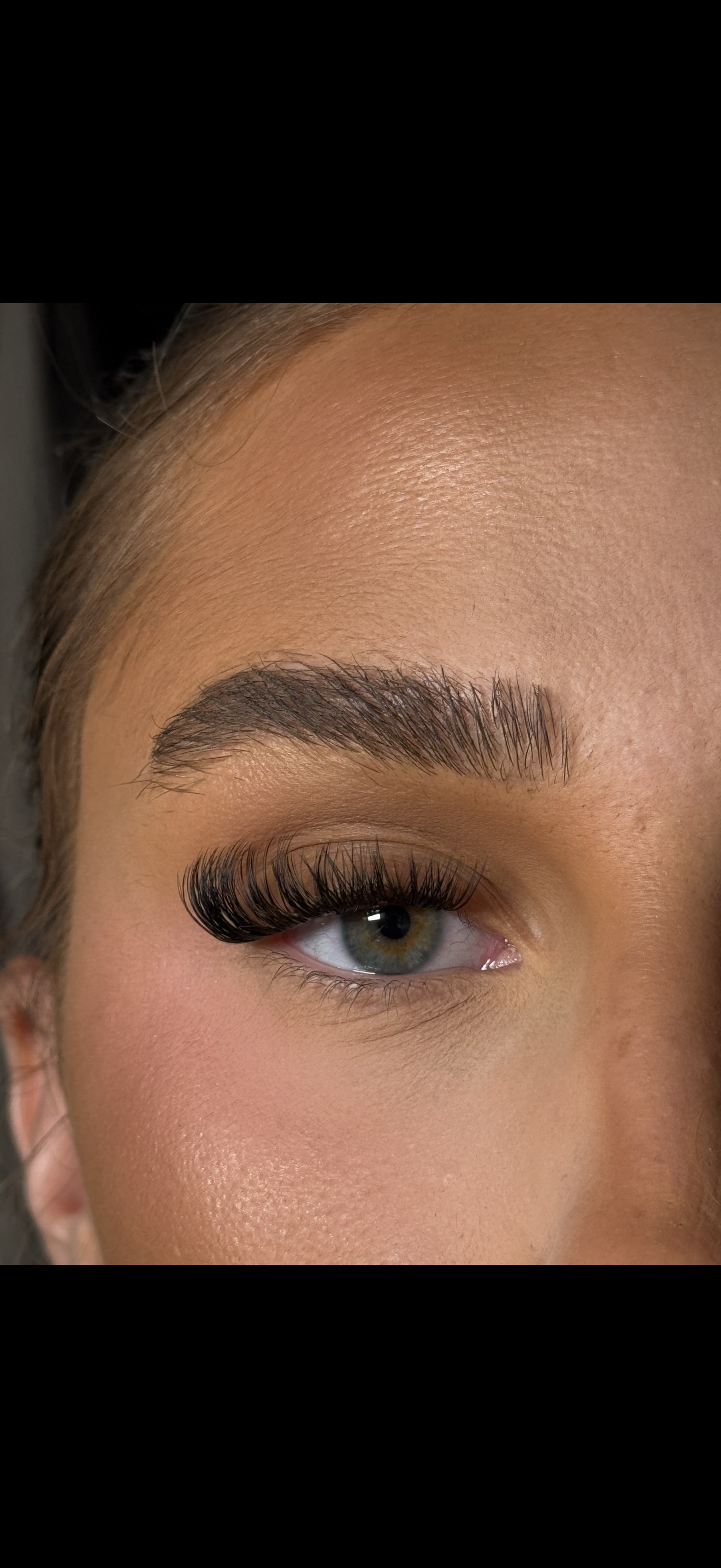SL02 Premium Hybrid Cluster Lashes – Soft Volume Effect