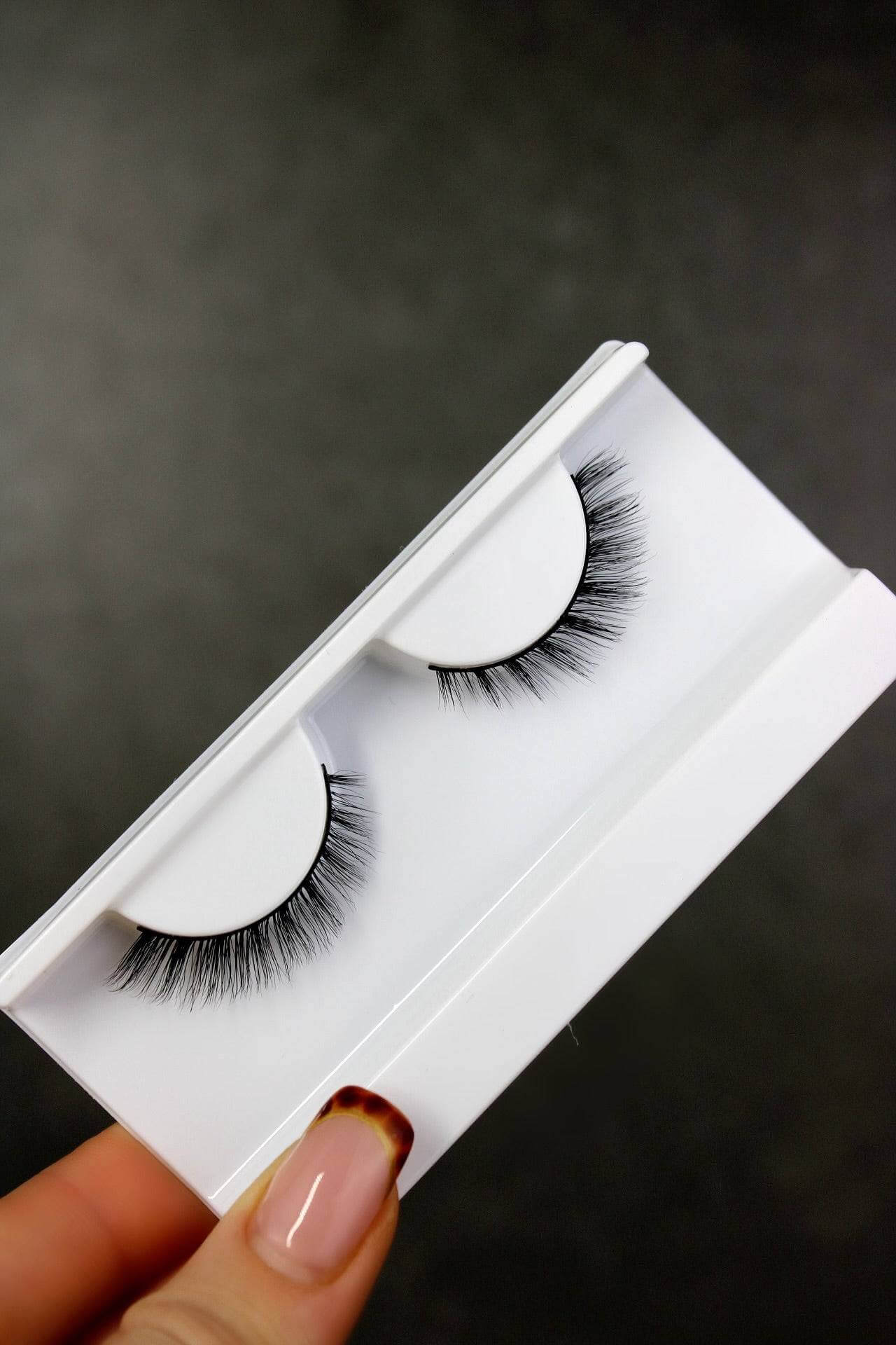 Calm Hooded Eye Short Winged strip eyelash.