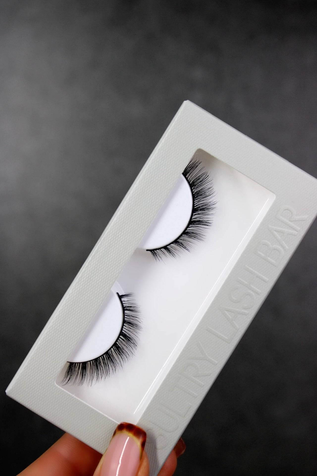 Calm Hooded Eye Short Winged strip eyelash.