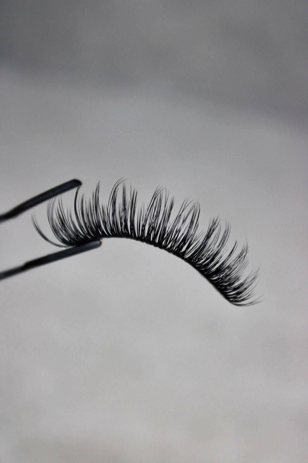 Dusk / Dawn 2 eyelashes in 1 Winged Lash Extension Strip (Limited edition).