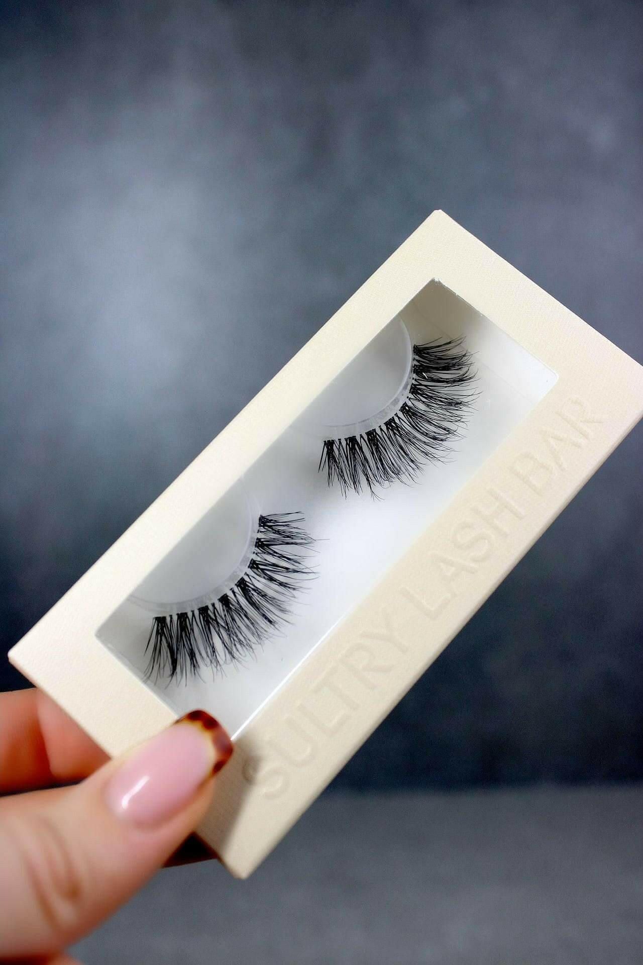 Embrace Invisible Band Natural Strip Eyelash.