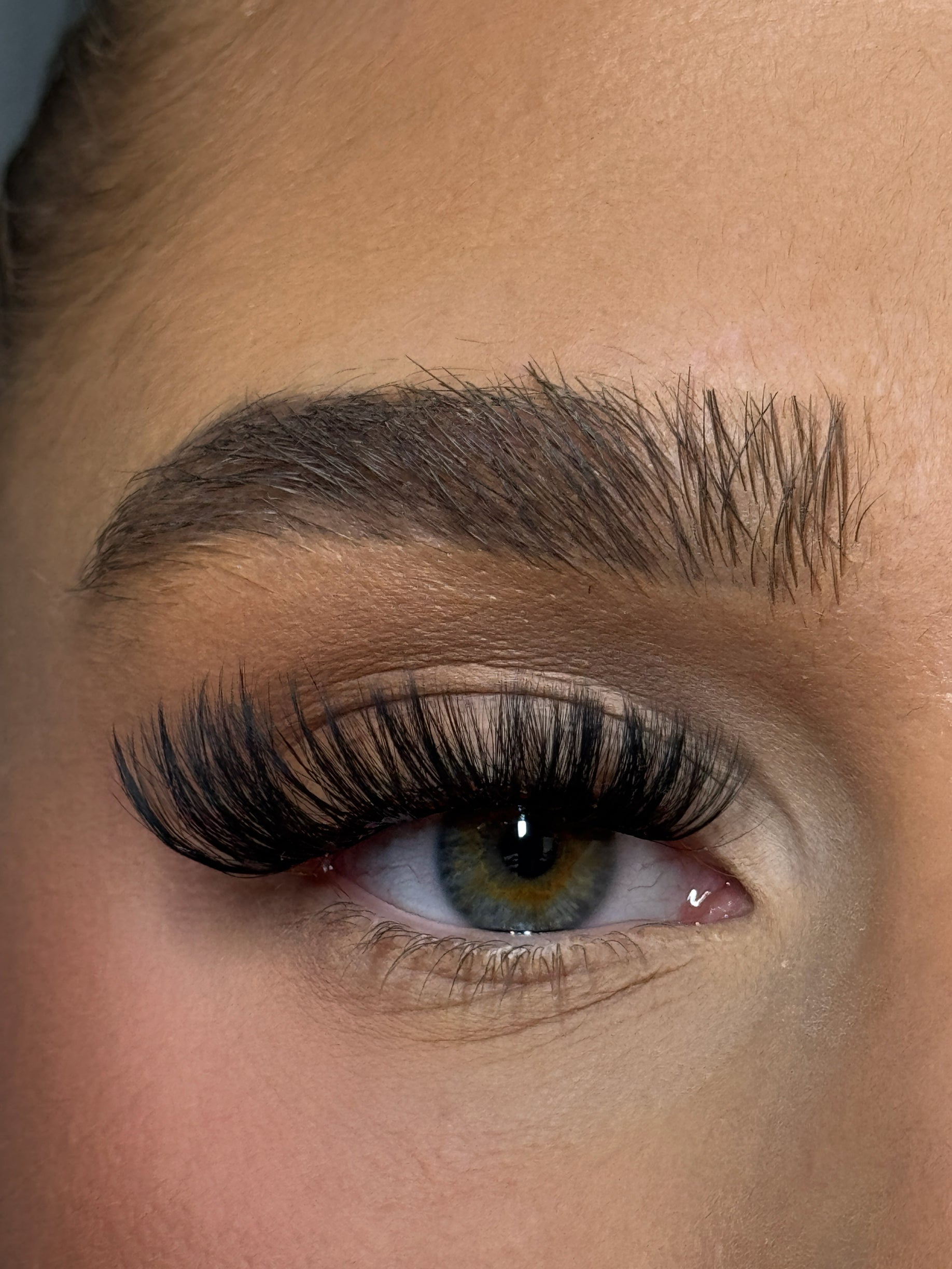 Close-up of an eye wearing SL20 Korean fibre hair C curl DIY single cluster lash extensions, creating a voluminous, salon-quality lash effect.