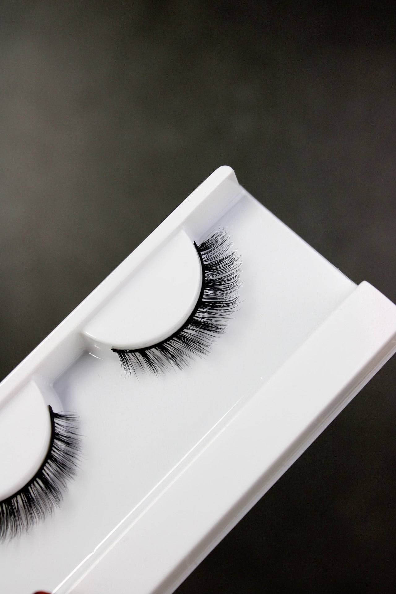 Calm Hooded Eye Short Winged strip eyelash.