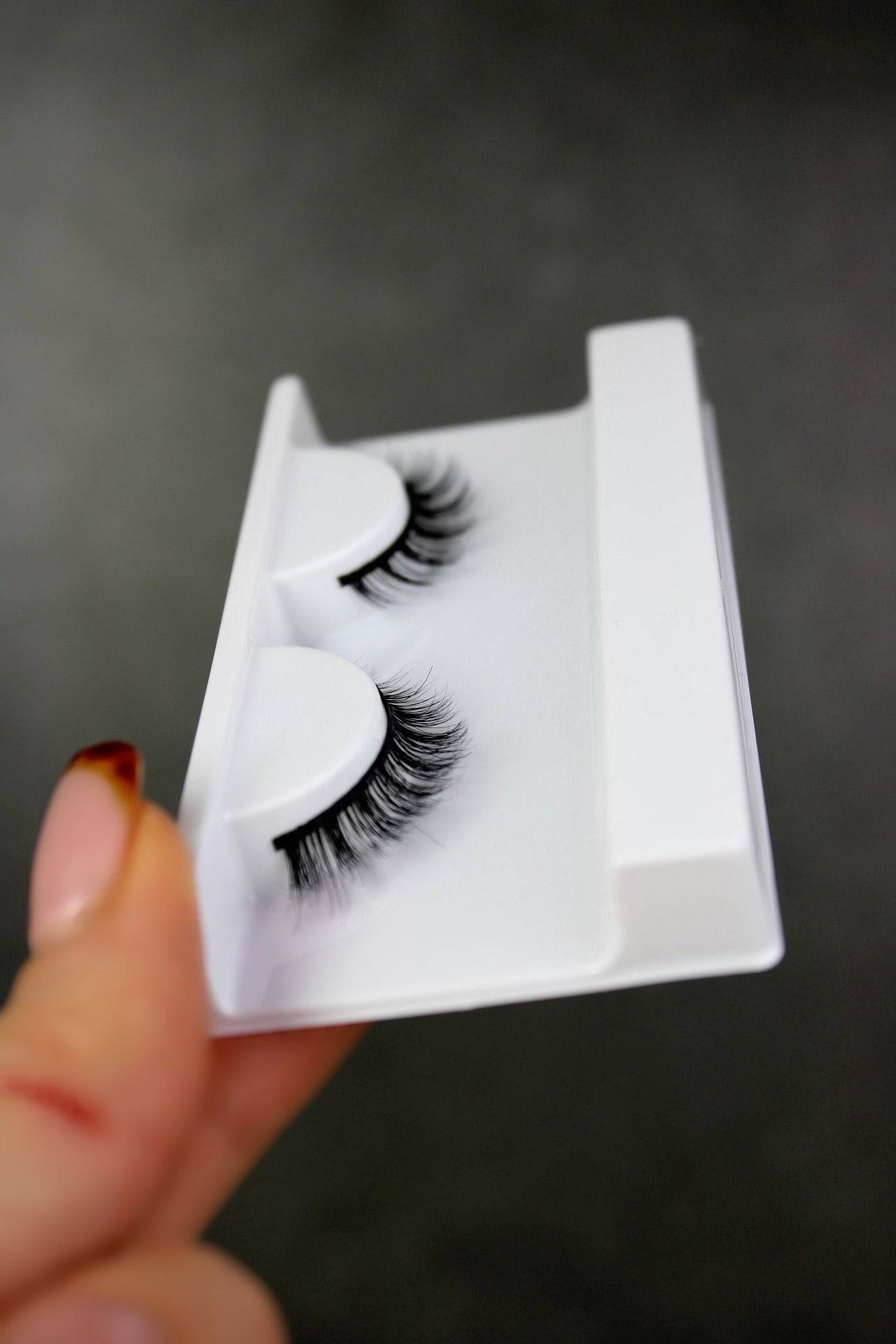 Calm Hooded Eye Short Winged strip eyelash.