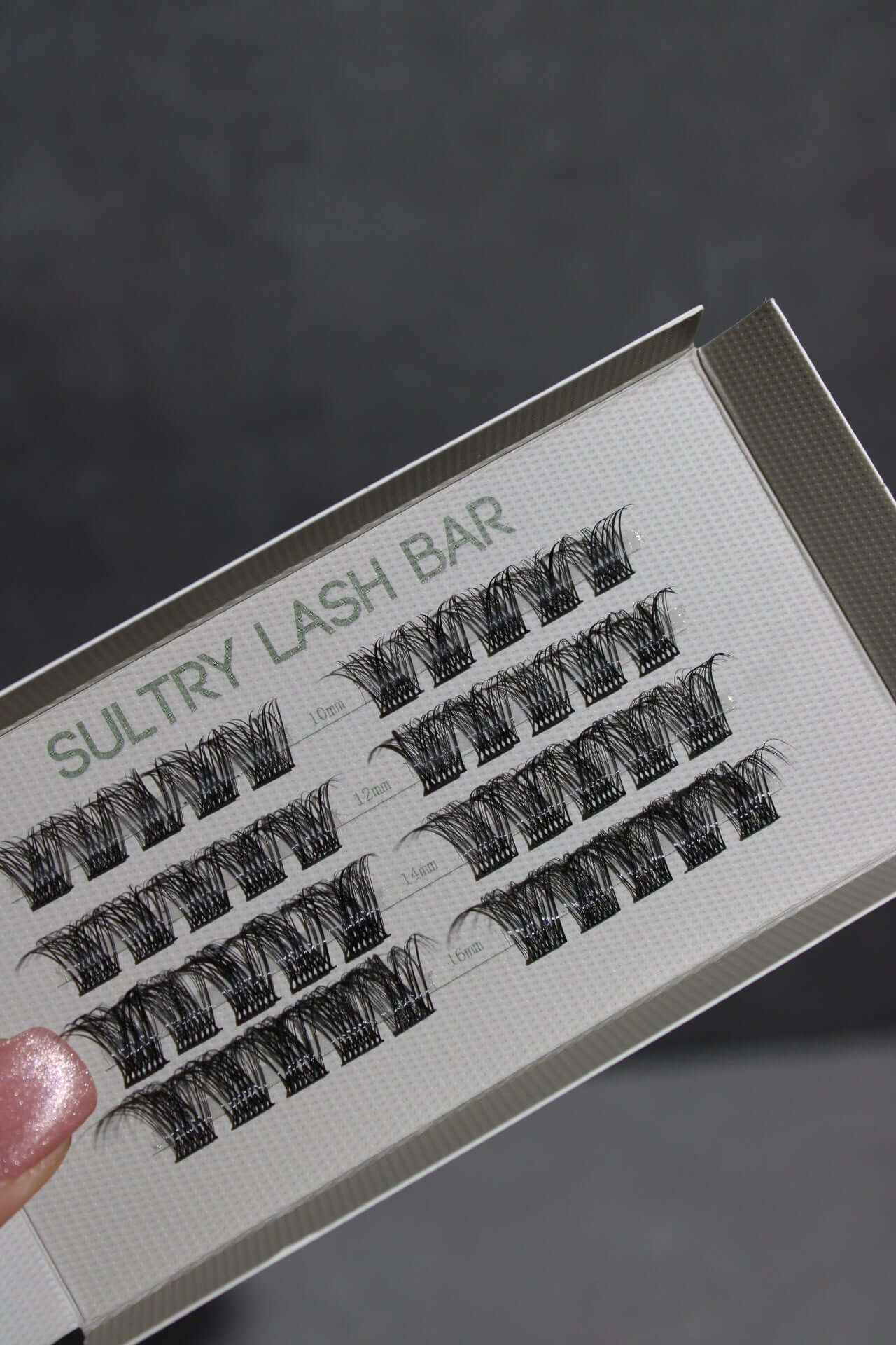 Sultry Lash Bar: individual lash extensions for a natural look and enhanced beauty.