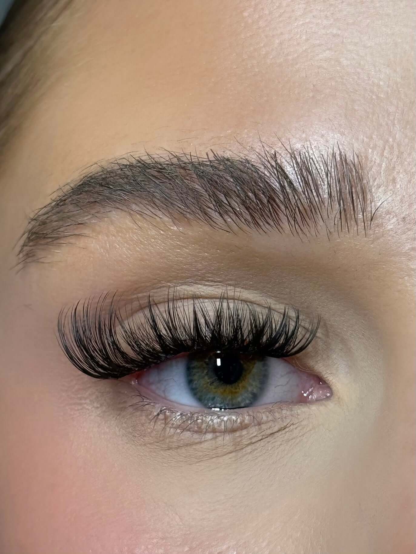 Close-up of a stunning eye featuring SL24 cat eye hybrid lashes for a natural lash extension look.