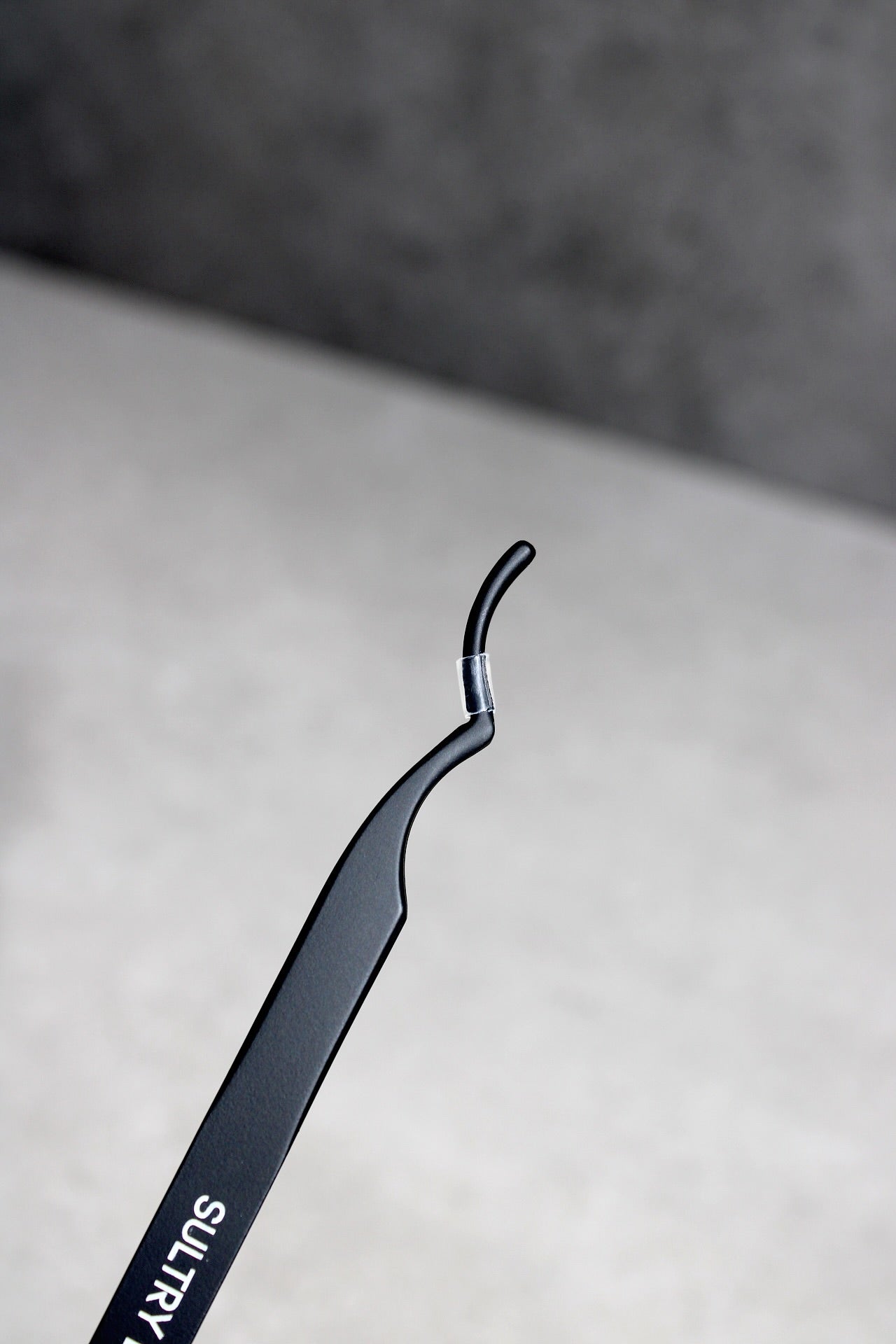 Tweezers For At home DIY Cluster Lash Extensions.